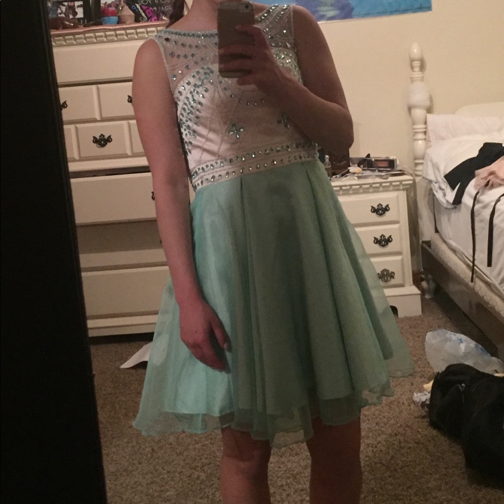 Formal beaded dress - Picture 4 of 4
