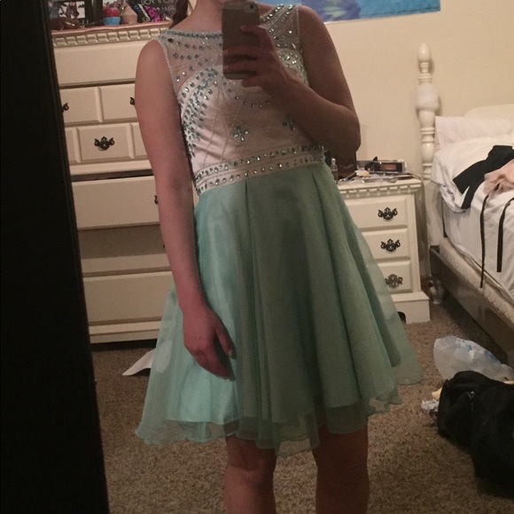 Formal beaded dress - Picture 4 of 4