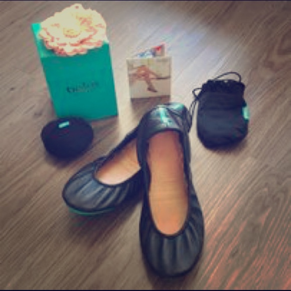 ISO L Mt Blk Sz 8? DOG ATE!