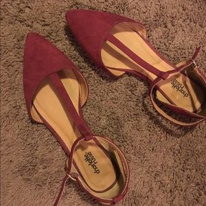 Maroon pointy-toed flats