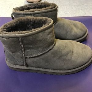 UGG SHORT BOOTS IN GRAY