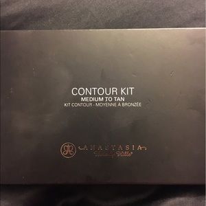 Anastasia Beverly Hills contour kit medium to tan