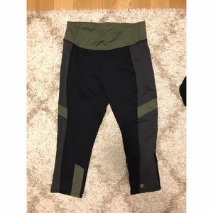 Betsey Johnson workout cropped leggings