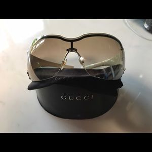 Gucci sunglasses w case and cloth. Like new.  😎