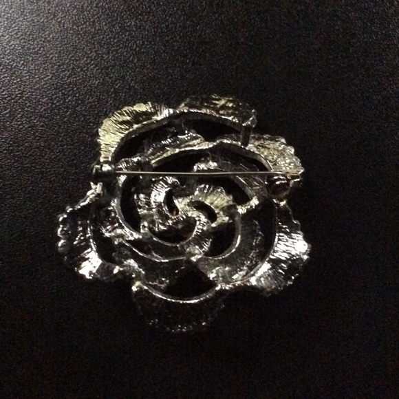 New Vintage | 2" Crystal Flower Pin - Picture 2 of 3