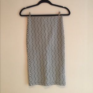 Patterned fitted pencil skirt