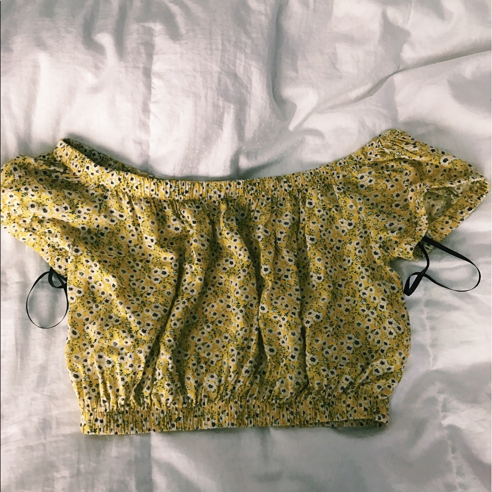 off the shoulder daisy top🌼
