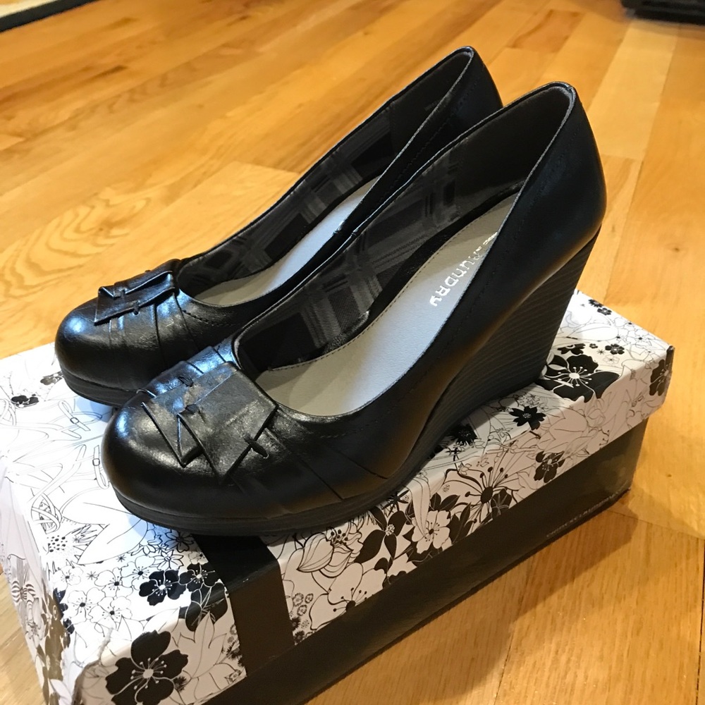Chinese laundry black wedges