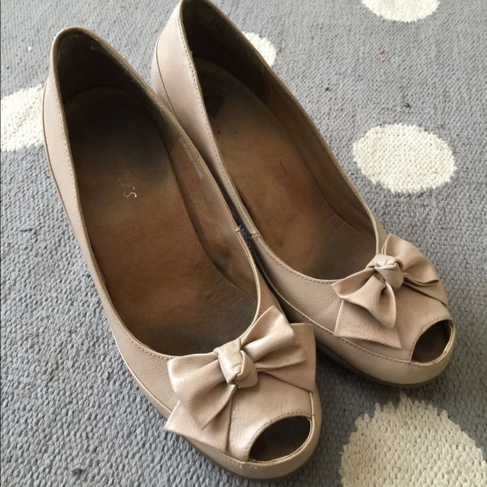 Aerosoles Well Known nude peep toe wedges