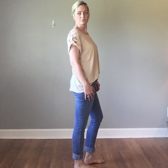 🔹2 medium 🔹Oatmeal Caged Sleeve Top - Picture 3 of 6