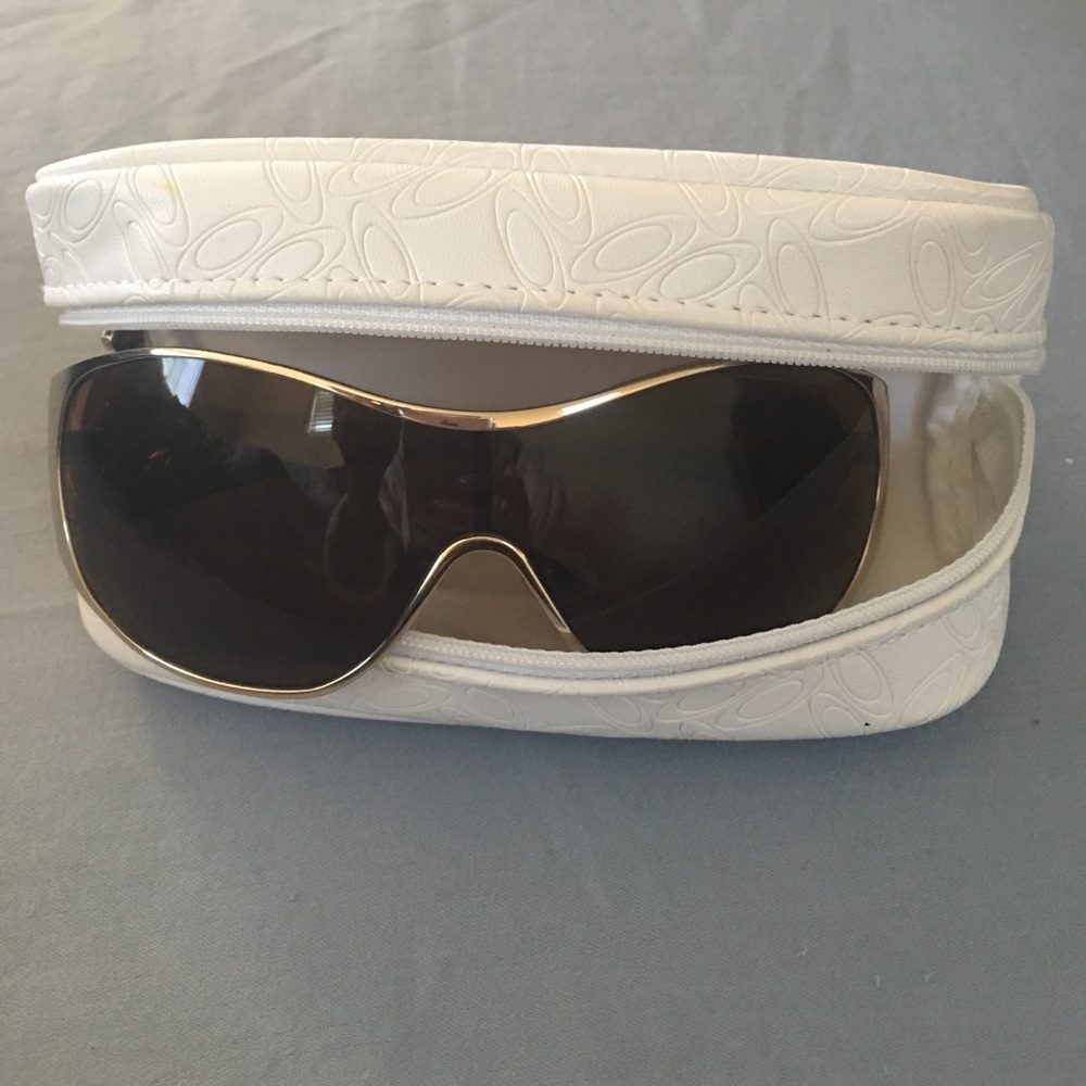 Sexy and sassy authentic Oakley sunglasses 😎