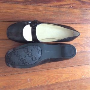 Never worn Bandolino black flats