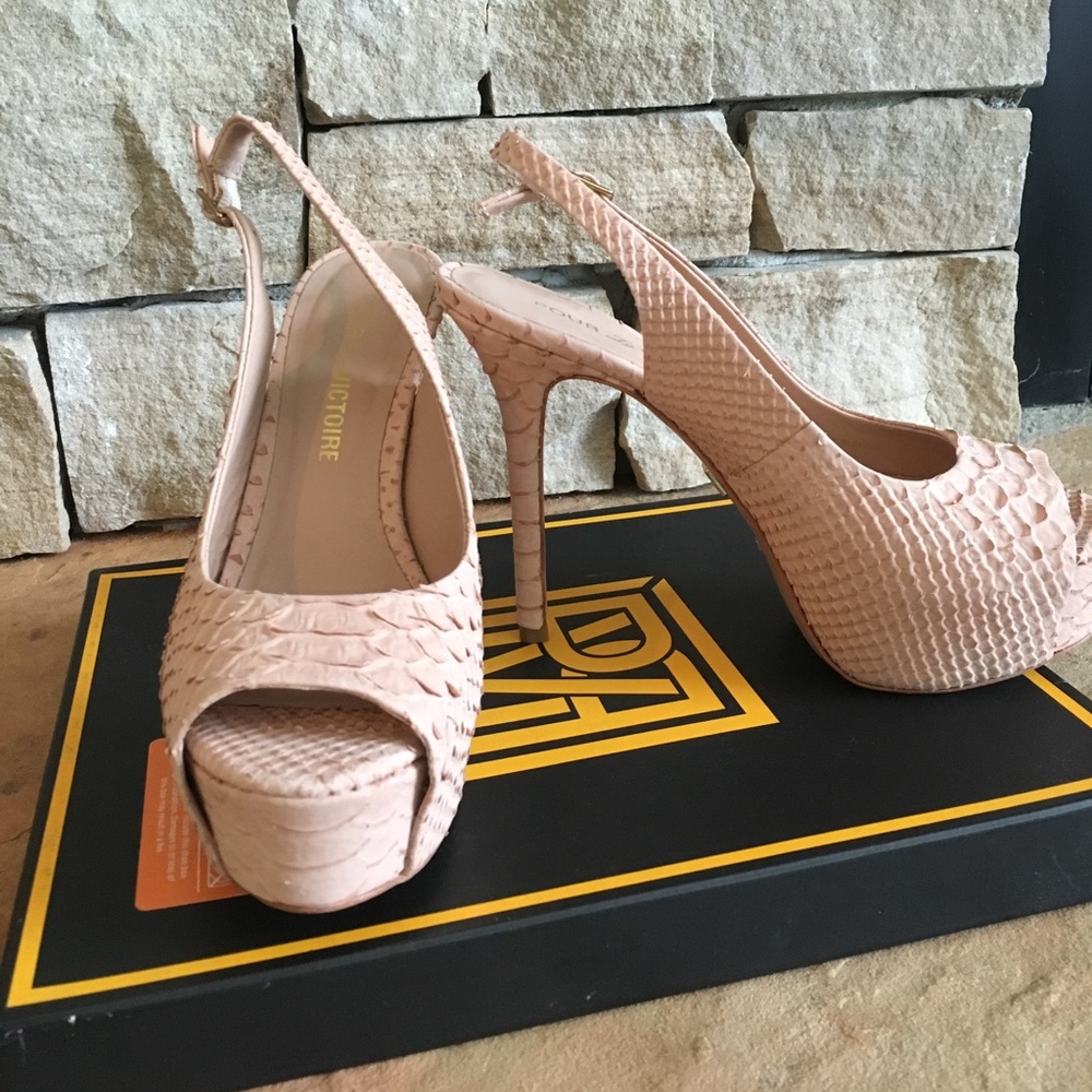 Pour La Victoire salmon snake platforms size 6.