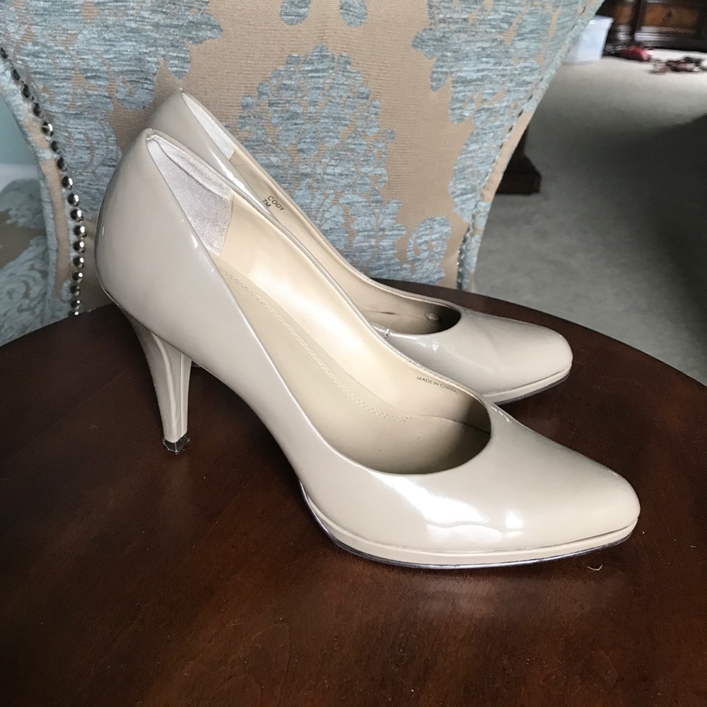 Ellen Tracy Patent Leather Pumps