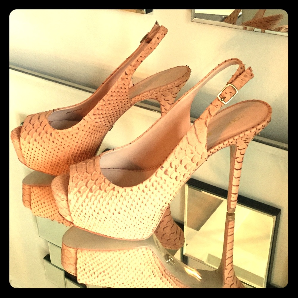Firm Sale🔥Pour la Victoire nude reptile heels