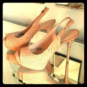 Firm Sale🔥Pour la Victoire nude reptile heels