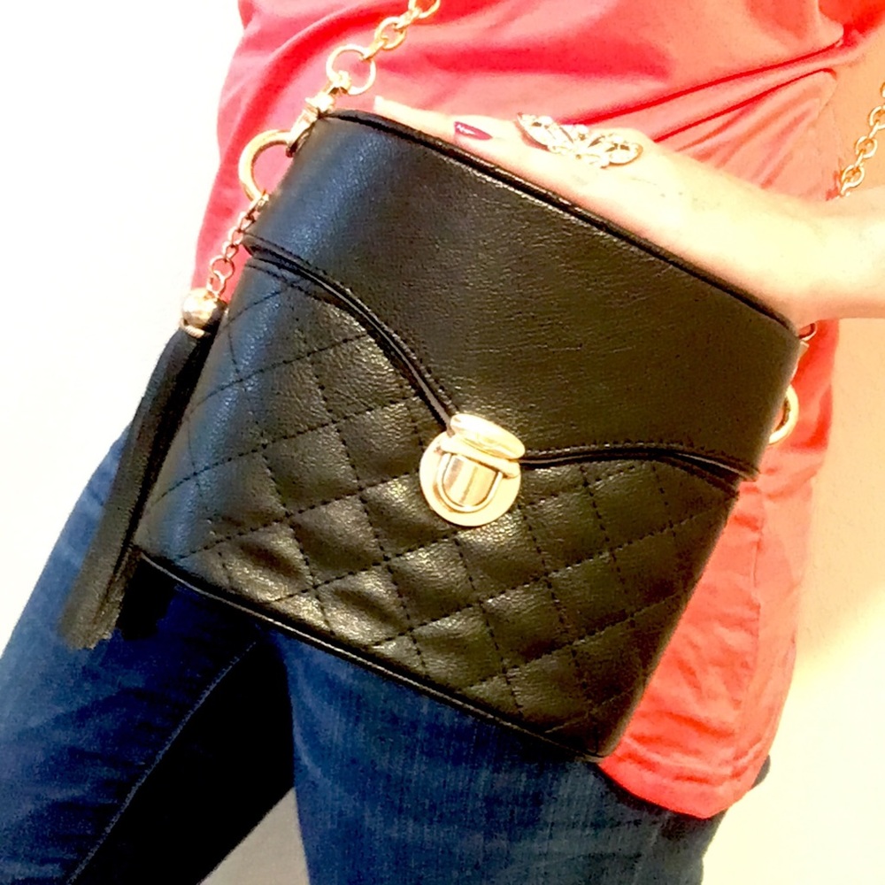 Small 😍 Structured, Quilted Shoulder Bag
