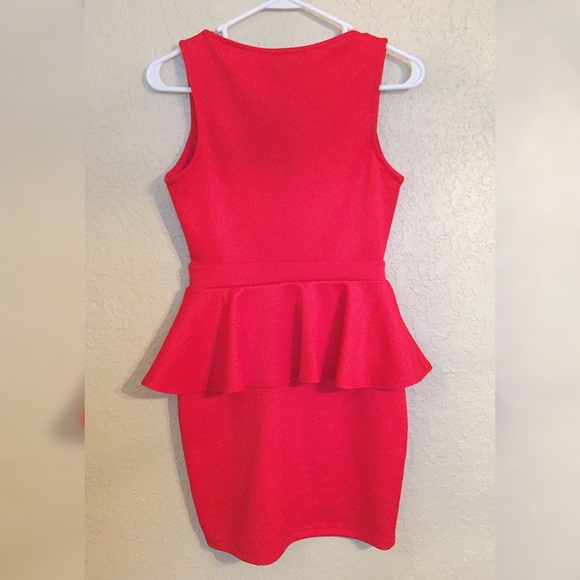 ποΈ Sale ποΈ Beautiful Red Dress - Picture 3 of 3