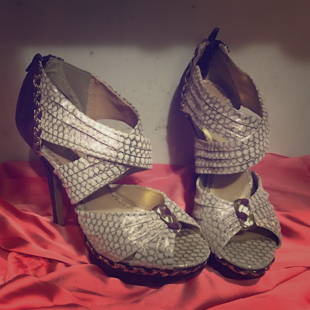 Poetic license gorgeous high heels. 8M.