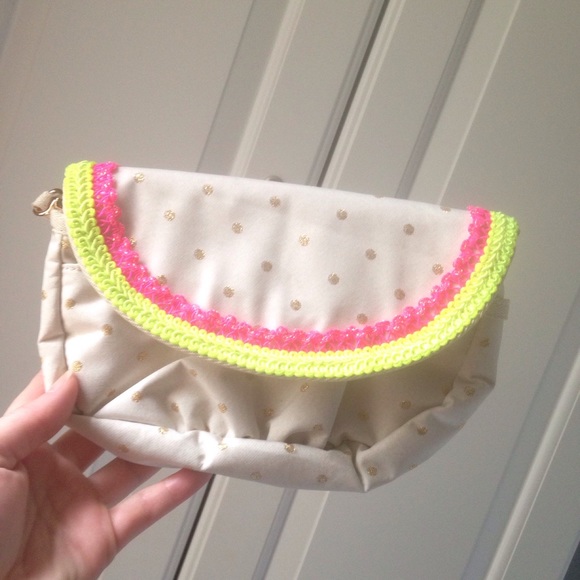 LeSportsac Bags - LeSportac beige clutch LeSportsac Bags - LeSportac beige clutch