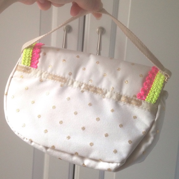 LeSportsac Bags - LeSportac beige clutch LeSportsac Bags - LeSportac beige clutch