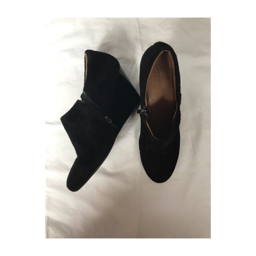 Black wedges