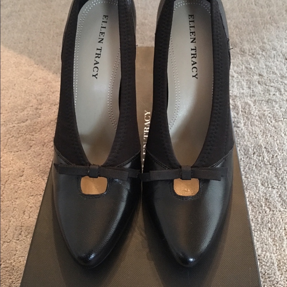 Ellen Tracy pumps