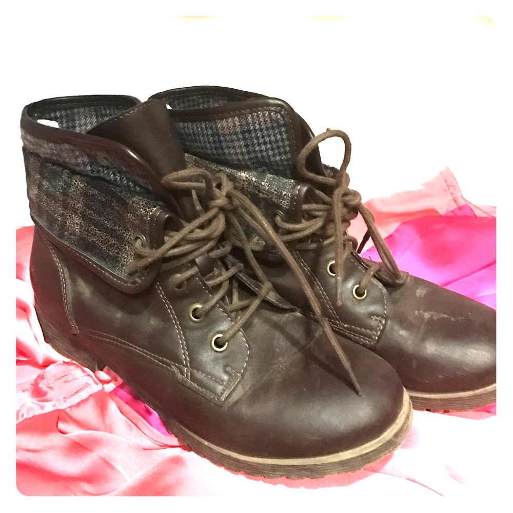 Short Brown tie boots