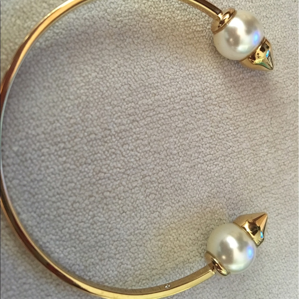 Gold cuff with pearl
