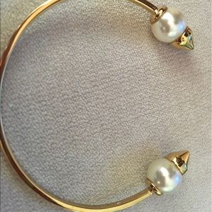 Gold cuff with pearl