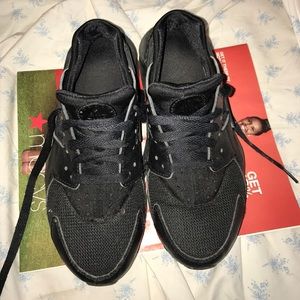 Black Nike Huaraches