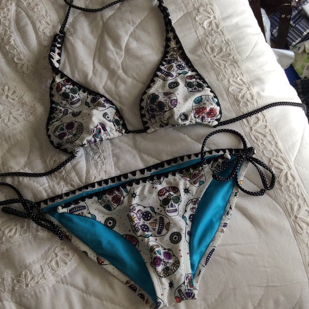 .......SOLD..........White and skulls bathing suit