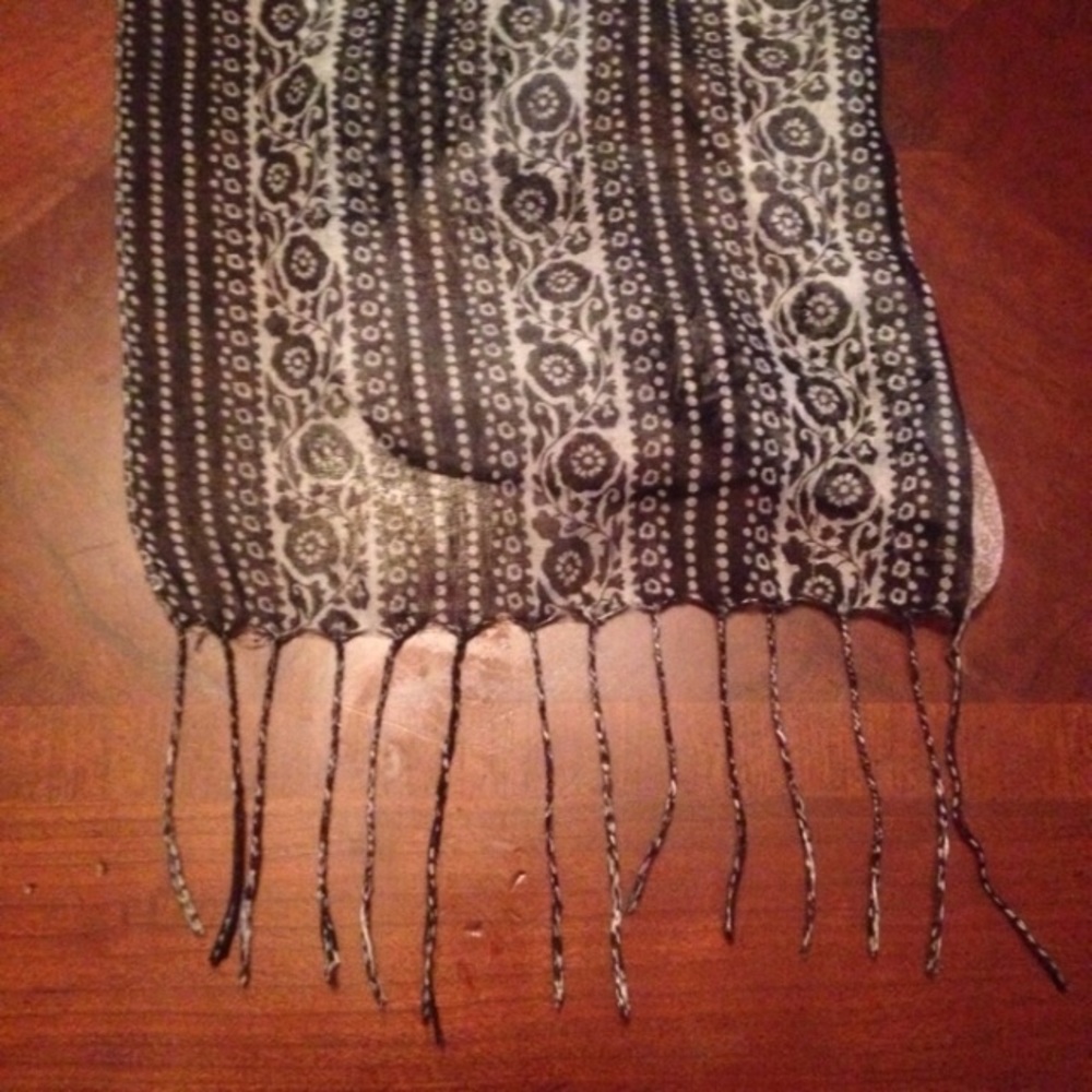 Cute Patterned Scarf - Picture 3 of 4