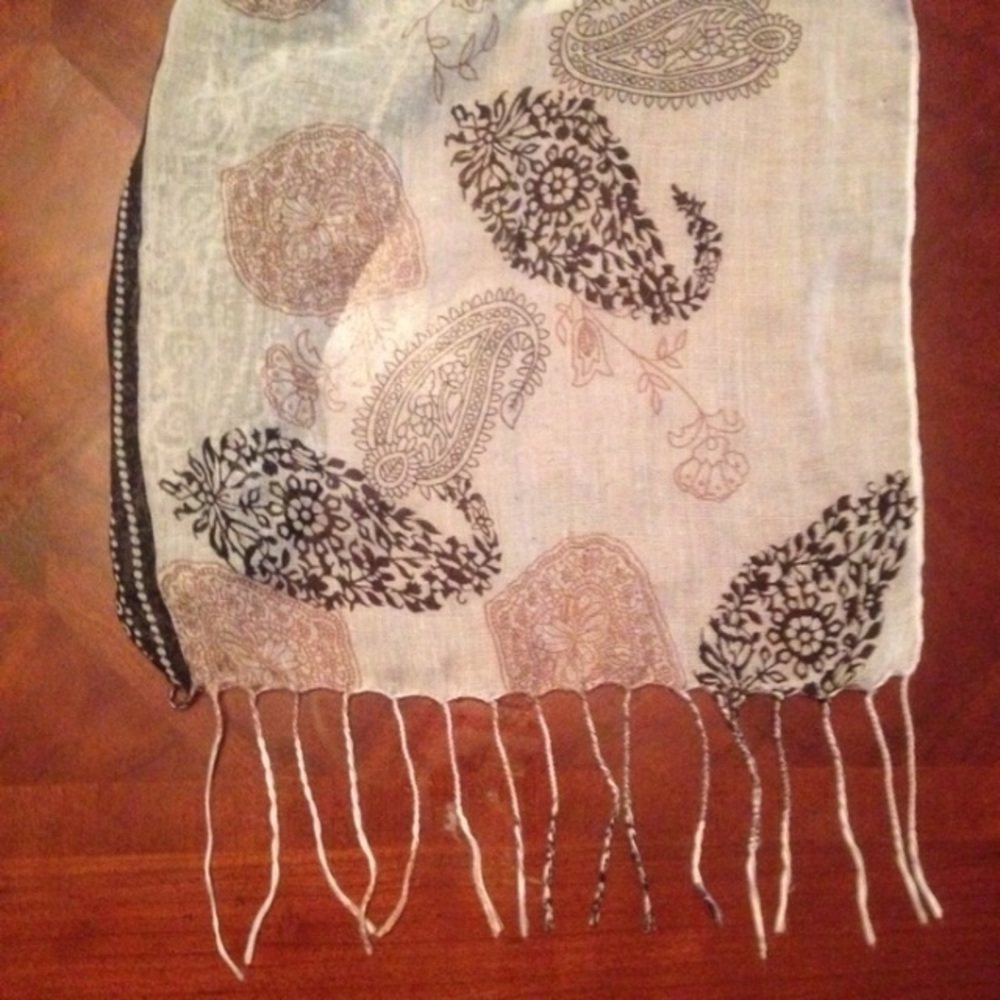 Cute Patterned Scarf - Picture 4 of 4