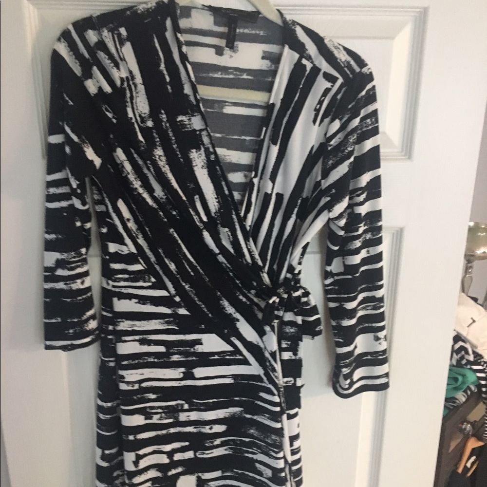 BCBG WRAP DRESS. Size MP.