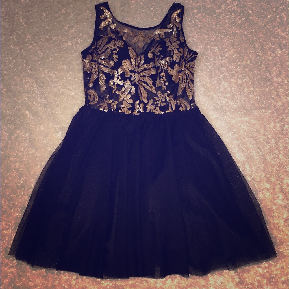 Cocktail dress, bland and gold.