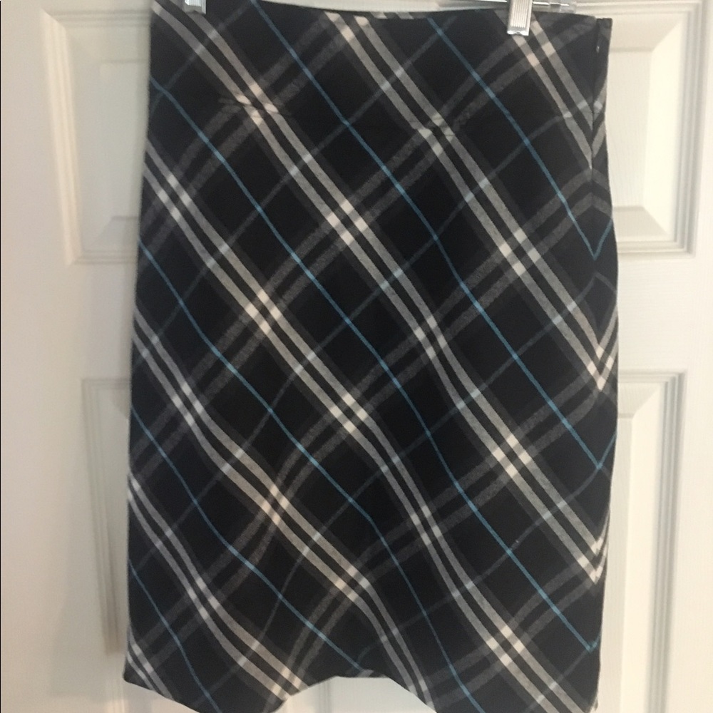 Burberry skirt. Size 6. Medium length