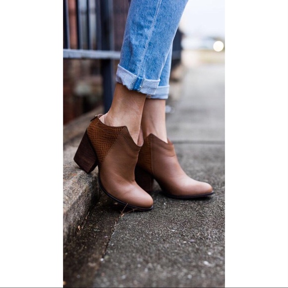 Kaanas Sinai Clog Bootie in Tobacco - Picture 2 of 4