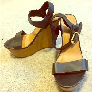 Black wedges