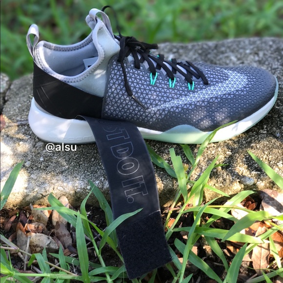 NWT Nike Air Zoom Strong WMNS - Picture 2 of 8