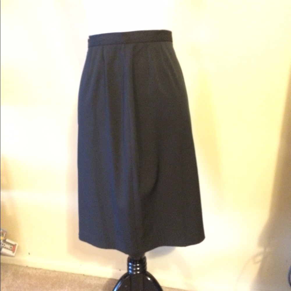 🎄SALE 🎄Emanuel Ungaro Black Skirt. NWT