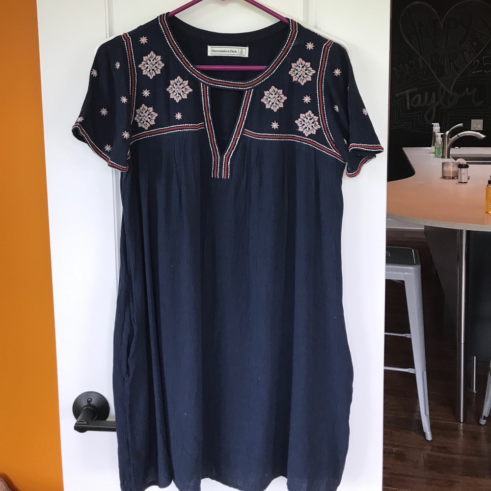 Embroidered shift dress