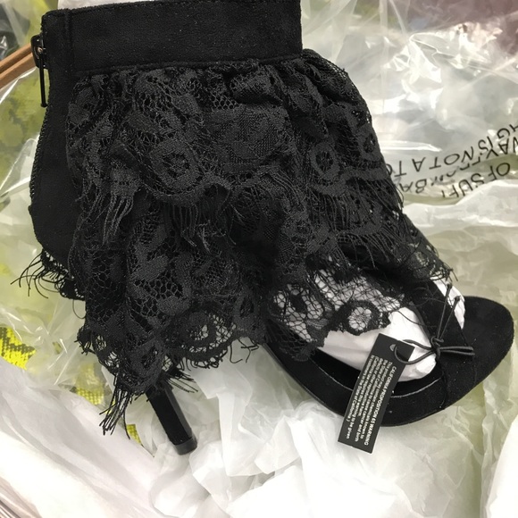 Privileged Mary Lace Heel - Picture 7 of 8