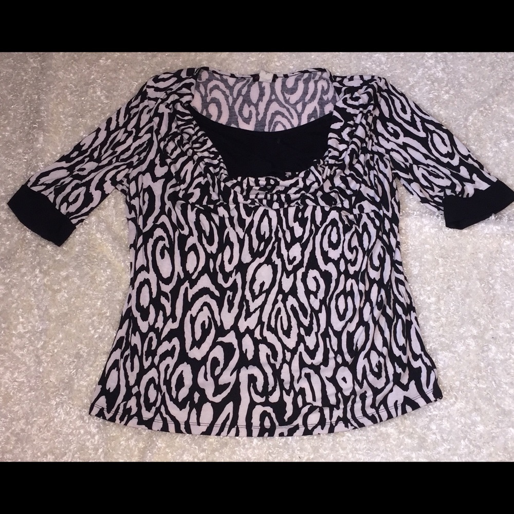 Black and white print top