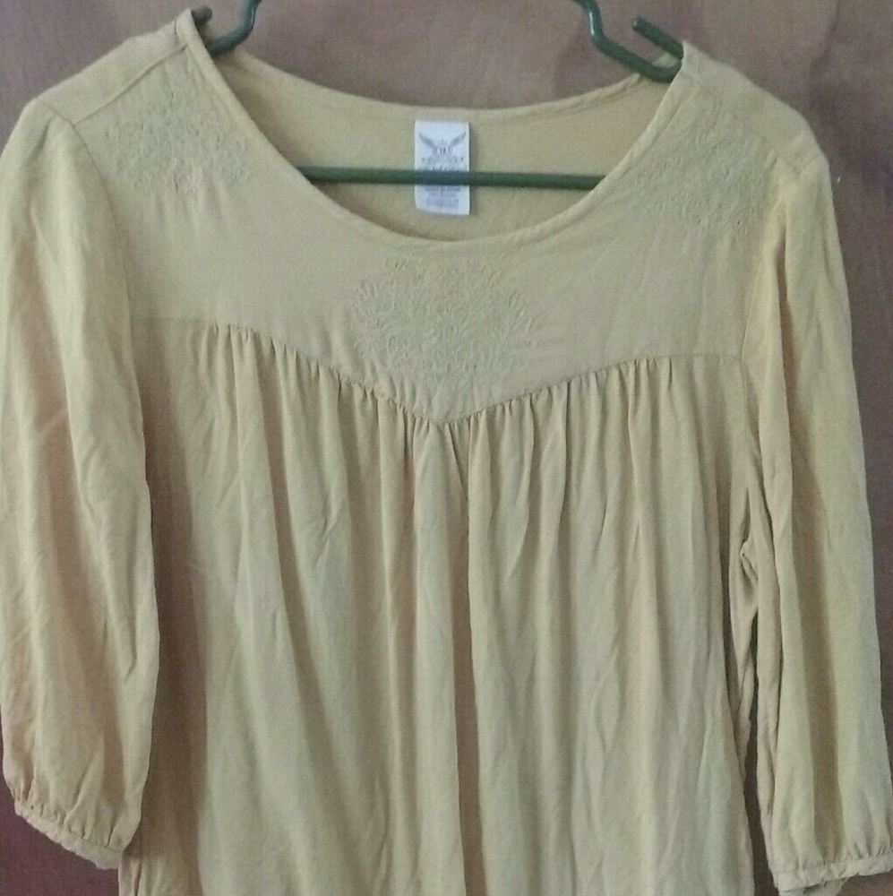 3/4 length yellow shirt