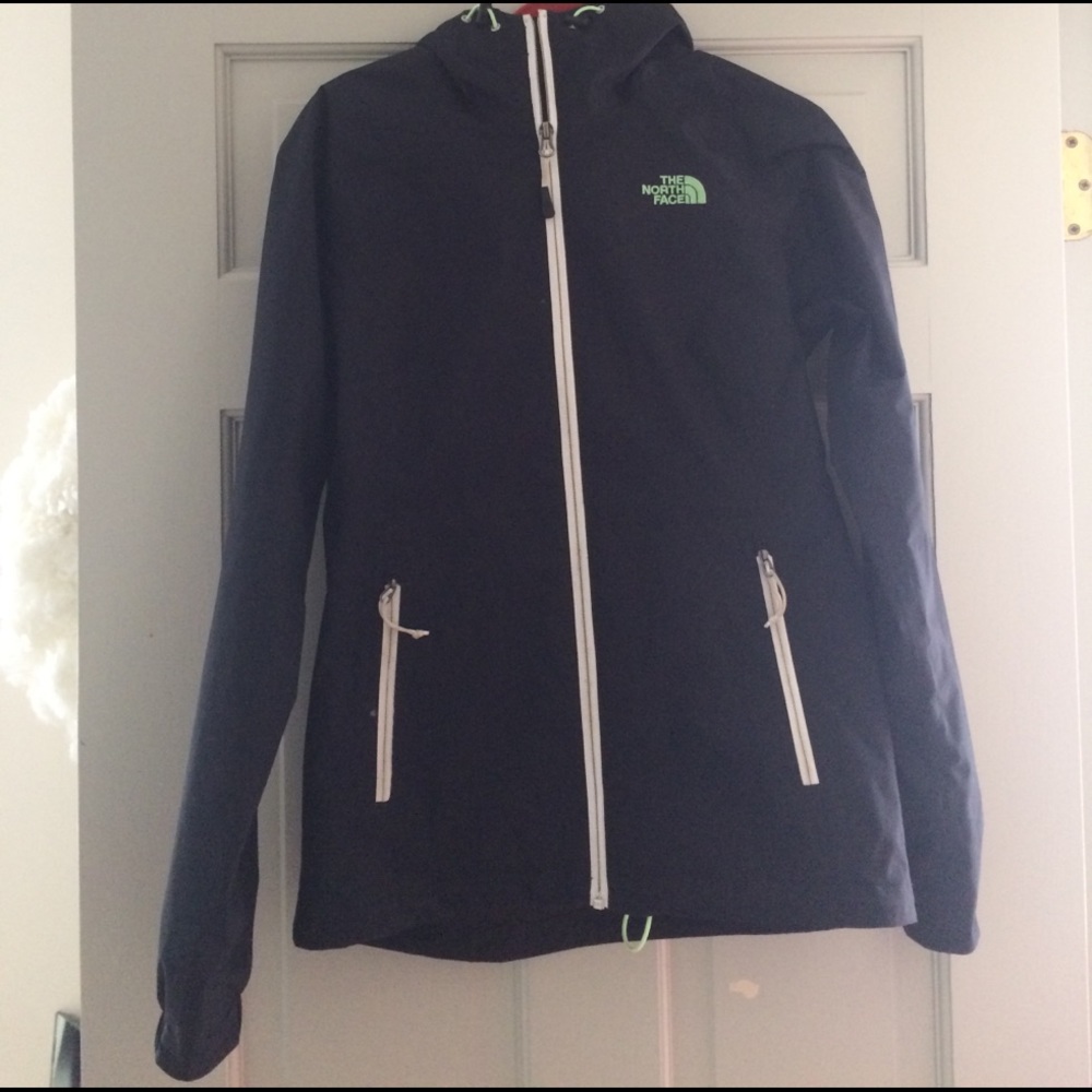 ⚫️Woman's North Face raincoat⚫️
