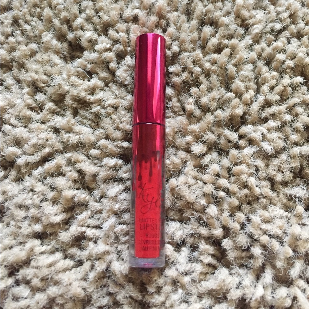Kylie mini matte lipstick "Mary Jo K"