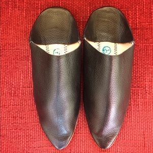 Black leather Moroccan Babouche slides, size 39.