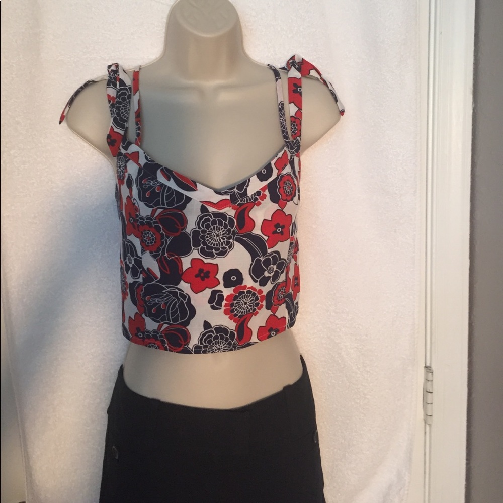 ❤️NWT: Navy blue, red and white floral print top.