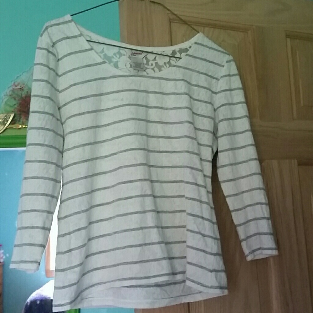 3/4 sleeve summer shirt with lace in the back.
